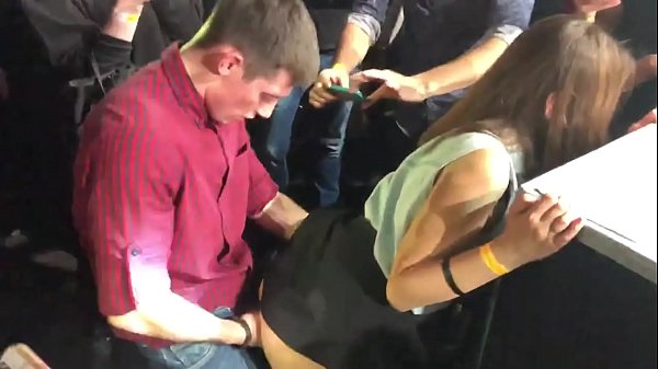 Sèks reyèl nan yon nayklib Ris. Ti fi Ris 18-zan nan anus la ak vajen foutu nan yon nayklib